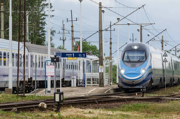 Ustronie Morskie West Pomeranian Poland 2020 Expresní Vlak Projíždí Malým — Stock fotografie