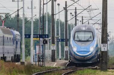 ÜSTRONİE MORSKIE, BATI POMERANYA / POLAND - 2020: Ekspres tren tren tren yolu üzerindeki küçük bir istasyondan geçer