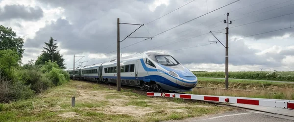 USTRONİE MORSKIE, BATI POMERANYAN / POLAND - 2020: Demiryolu güzergahında modern ve hızlı bir PENDOLINO elektrik ünitesi