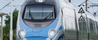 USTRONİE MORSKIE, BATI POMERANYAN / POLAND - 2020: Demiryolu güzergahında modern ve hızlı bir PENDOLINO elektrik ünitesi