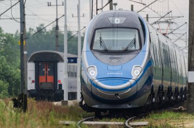 ÜSTRONİE MORSKIE, BATI POMERANYA / POLAND - 2020: Ekspres tren tren tren yolu üzerindeki küçük bir istasyondan geçer