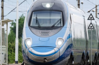 ÜSTRONİE MORSKIE, BATI POMERANYA / POLAND - 2020: Ekspres tren tren tren yolu üzerindeki küçük bir istasyondan geçer