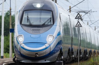USTRONİE MORSKIE, BATI POMERANYAN / POLAND - 2020: Demiryolu güzergahında modern ve hızlı bir PENDOLINO elektrik ünitesi