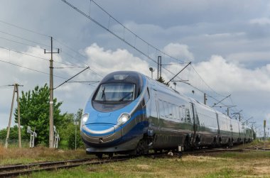 USTRONİE MORSKIE, BATI POMERANYAN / POLAND - 2020: Demiryolu güzergahında modern ve hızlı bir PENDOLINO elektrik ünitesi