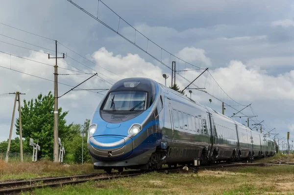 USTRONİE MORSKIE, BATI POMERANYAN / POLAND - 2020: Demiryolu güzergahında modern ve hızlı bir PENDOLINO elektrik ünitesi