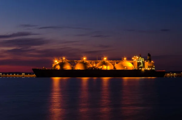 Lng Tanker Schip Bij Zonsopgang Afgemeerd Naar Gasterminal — Stockfoto