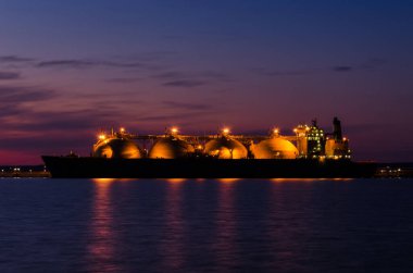 LNG TANKER - Şafakta gemi gaz terminaline demir attı