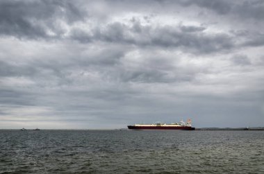 Rıhtımdaki LNG TANKER Gemide ve gaz terminalinde dramatik yağmur bulutları