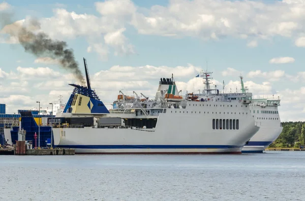 PASSENGER FERRIES - Gemiler feribot terminalinde bir gemi gezisine hazırlanıyor