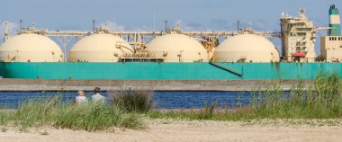 LNG TANKER - Limandaki bir benzin istasyonunda gemi