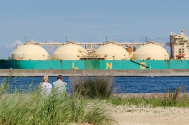 BATI POMERANYA / POLAND - 2020: LNG taşıyıcı SOKOTO limandaki terminale gaz boşaltıyor