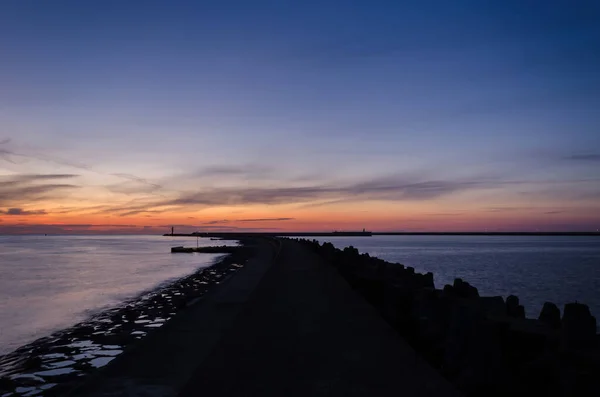 Sunset Sea Sista Solstrålarna Över Horisonten Och Över Vågbrytaren — Stockfoto