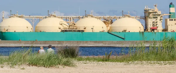 LNG TANKER - Limandaki bir benzin istasyonunda gemi