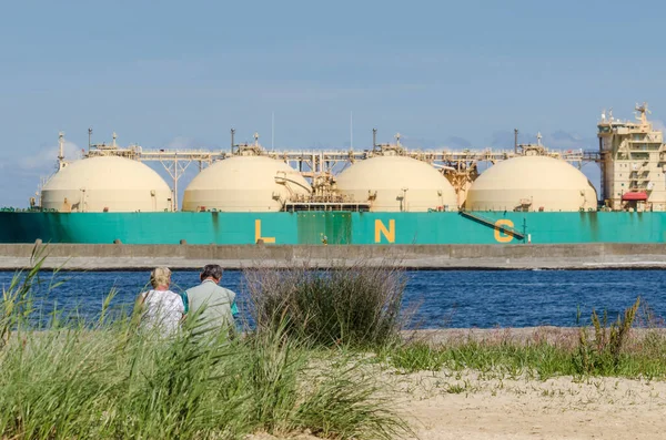 BATI POMERANYA / POLAND - 2020: LNG taşıyıcı SOKOTO limandaki terminale gaz boşaltıyor