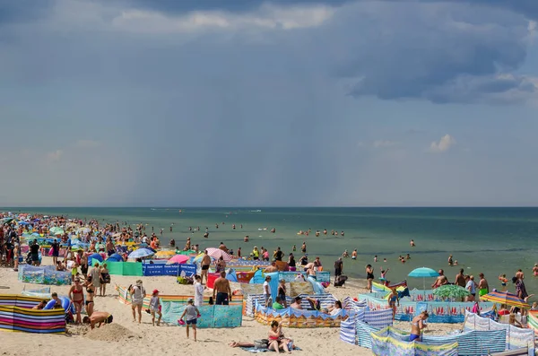 West Pomeranian Poland 2020 해변에서 여행객들이 휴식을 취하다 — 스톡 사진