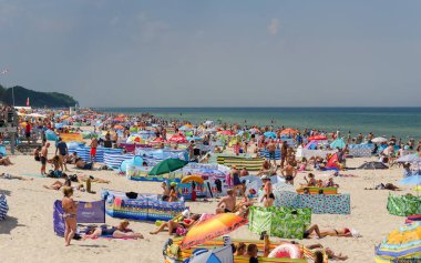 SARBINOWO, BATI POMERANYA / POLAND - 2020: Tatil turistleri güneşli deniz sahillerinde dinleniyor