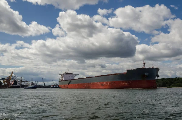 MERCHANT VESSEL - Gemi limandan denize yelken açıyor