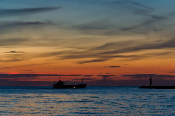Sunset Sea Ett Kvällslandskap Vid Havskusten Och Ett Fartyg Som — Stockfoto