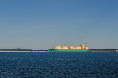LNG TANKER - Limandaki bir benzin istasyonunda gemi