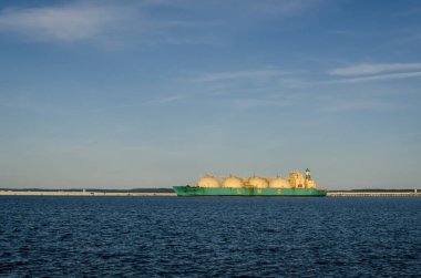BATI POMERANYA / POLAND - 2020: LNG taşıyıcı SOKOTO limandaki terminale gaz boşaltıyor