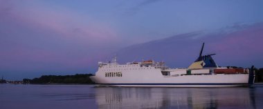 PASSENGER FERRY - Gemi limandaki bir terminale yelken açar
