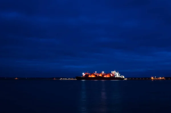 Lng Tanker Fartyg Vid Gryningen Förtöjt Till Gasterminalen — Stockfoto