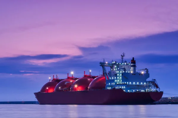 Lng Tanker Schip Bij Zonsopgang Afgemeerd Naar Gasterminal — Stockfoto