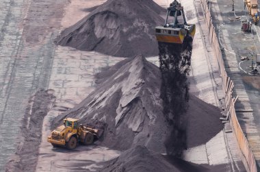 Fosil minerallerle depolama alanında makinenin çalışması