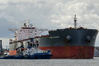 SUÇLU, BATI POMERANYA / POLAND - 2020: Bir ticaret gemisi limandan denize doğru yelken açıyor