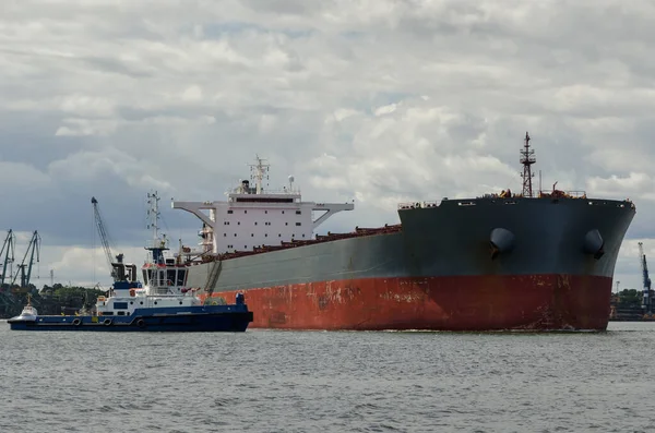 Bulk Carrier Statek Handlowy Wypływa Portu Rejs Morza — Zdjęcie stockowe