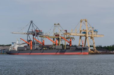SWOUJSCIE, BATI POMERANYA / POLAND - 2020: Liman iskelesinde yük gemisi boşaltılıyor
