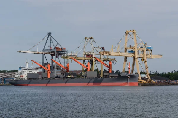 Swinoujscie West Pomeranian Poland 2020 Freighter Unload Seaport Quay — стокове фото