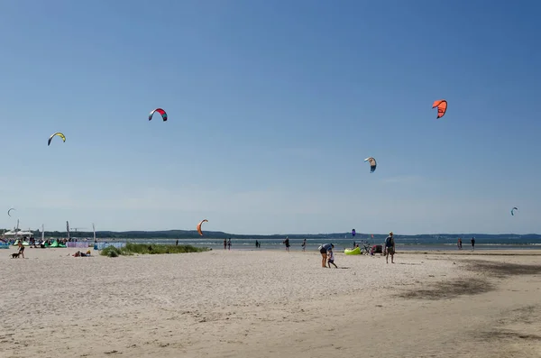 스웨덴 러시아 2020 휴일에 바닷가를 여행하는 관광객들과 하늘을 산책로 — 스톡 사진