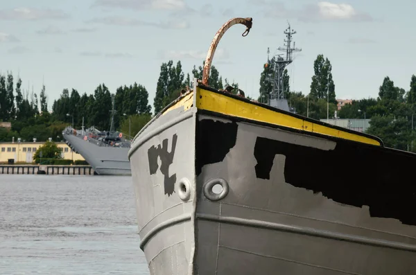 Old Boat Чарівний Стильний Корабель Порту Тлі Військового Корабля — стокове фото