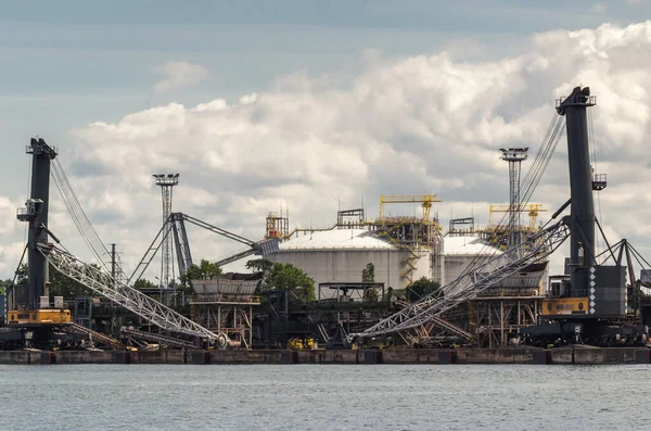 COAL Terminali - Limandaki aktarma iskelesi ve arka plandaki gaz terminali tankları