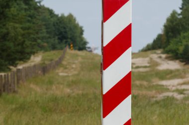 BATI POMERANYA / POLAND - 2020: Polonya ve Almanya devletleri arasındaki sınırı işaretleme