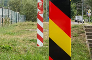 ZIRCHOW, MECKLENBURG-Batı POMERANYA / GERMANY - 2020: Almanya ve Polonya devletleri arasındaki sınırı işaretleme