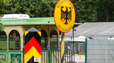 AHLBECK, MECKLENBURG-Batı POMERANYA / GERMANİ - 2020: Almanya ve Polonya devletleri arasındaki sınırı işaretleme