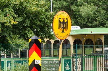 AHLBECK, MECKLENBURG-Batı POMERANYA / GERMANİ - 2020: Almanya ve Polonya devletleri arasındaki sınırı işaretleme