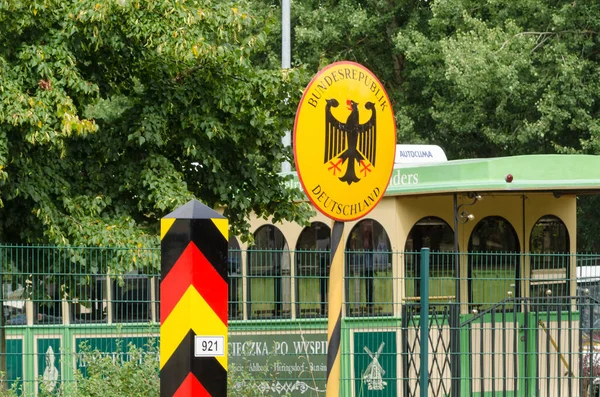 AHLBECK, MECKLENBURG-Batı POMERANYA / GERMANİ - 2020: Almanya ve Polonya devletleri arasındaki sınırı işaretleme