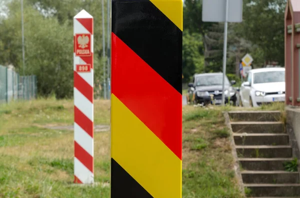 ZIRCHOW, MECKLENBURG-BÜYÜK POMERANYA / GERMANİ - 2020: İşaretli Polonya sınırının arka planında Alman sınır karakolu