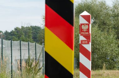 ZIRCHOW, MECKLENBURG-Batı POMERANYA / GERMANY - 2020: İşaretli Alman sınırının arka planına karşı Polonya sınır karakolu