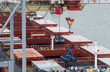 BULK Taşıyıcı - Limanda bir gemiye kömür yükleme