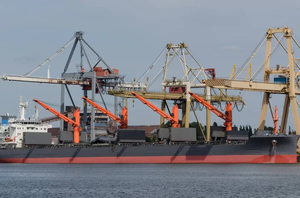 MERCHANT VESSEL - Liman rıhtımında yük gemisi boşaltılıyor