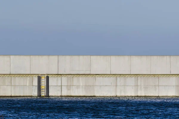 SEAPORT BREAKSU - Beton duvar ve merdiven
