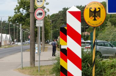 BATI POMERANYA / POLAND - 2020: Polonya ve Almanya devletleri arasındaki sınırı işaretleme