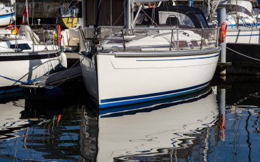 YACHT - Marinada modern bir yelkenli