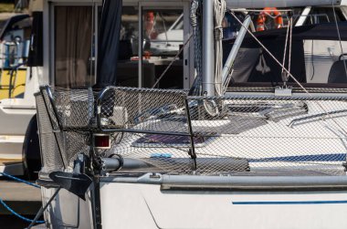 YACHT - Marinada modern bir yelkenli