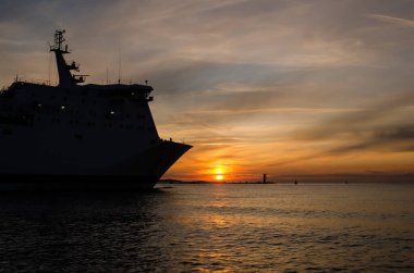 PASSENGER FERRY - Gemi denize doğru bir yolculuğa çıkıyor