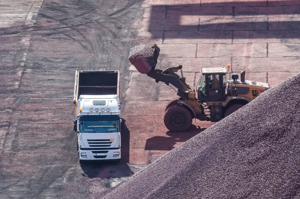 トラックとホイールローダー 鉱物再ロードサイトの車両 — ストック写真